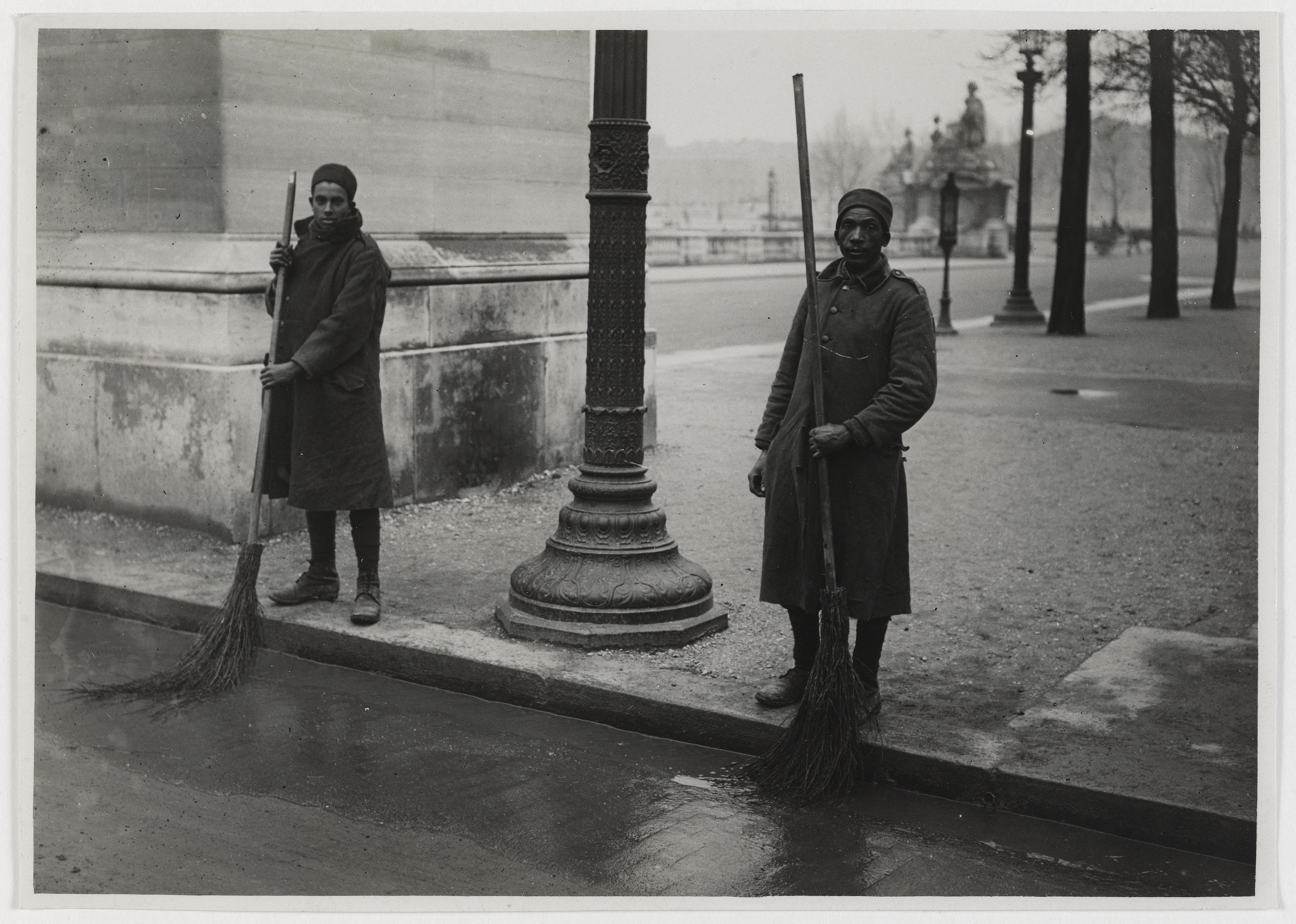 Polícia de Paris, Serviço de Identidade Judiciária. Cabilas empregados na limpeza urbana, maio de 1917. Fotografia, gelatina de brometo de prata sobre papel baritado. Biblioteca Histórica da Cidade de Paris. Imagem em domínio público.